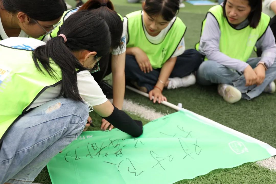 挥笔写下队名，许下对未来的期许