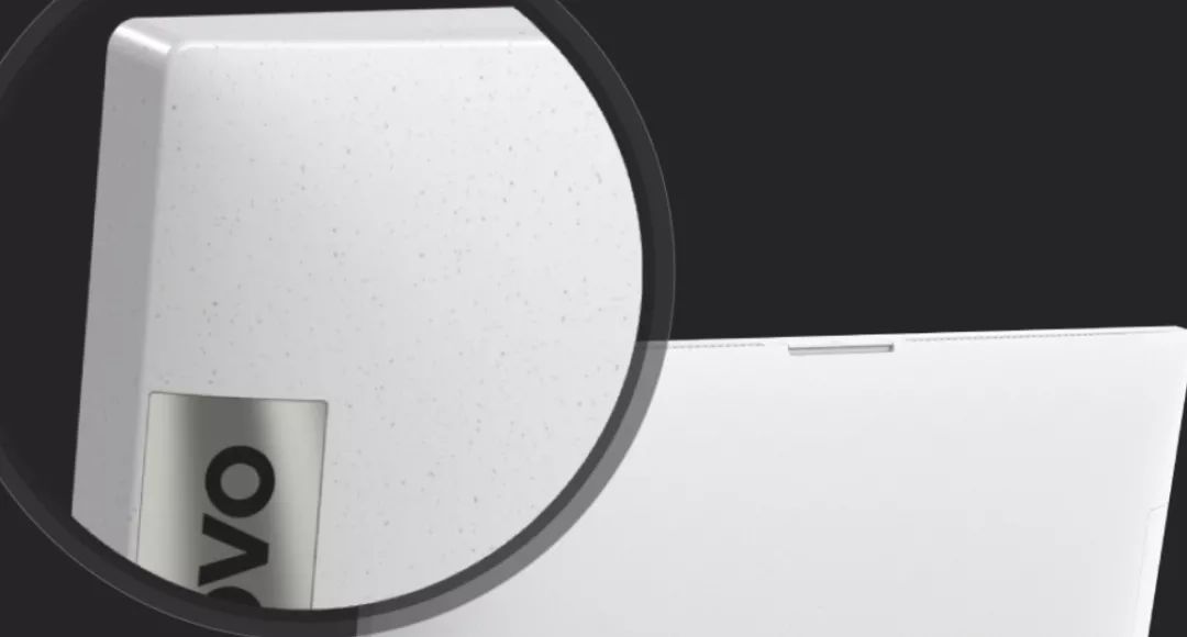 再生塑料“颗粒度”有点大，容易出现黑点，麻斑，不如将计就计把颗粒质感突显起来。