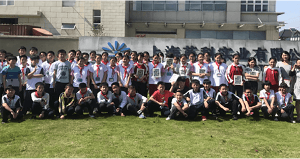 胡桥小学的学生参观上海创世大发再生，了解废弃塑料是如何变成相框、镜框、踢脚线等精美产品。