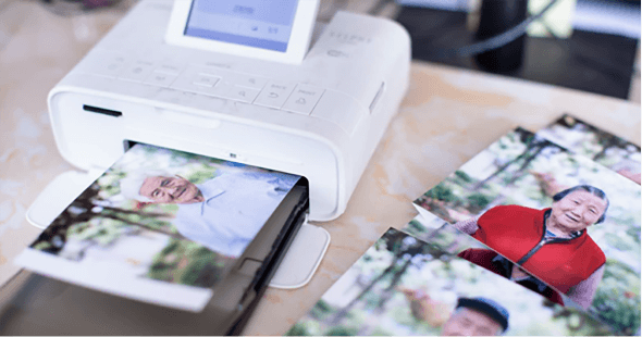 创世大发再生同“拾光”公益小队密切合作，开展时光公益摄影活动，为老人拍摄精美照片，践行企业社会责任